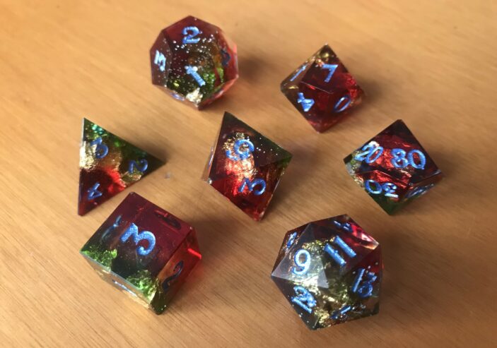 SET 7 DADI ARTIGIANALI ROSSO, VERDE E ORO in RESINA + sacchetto gratis