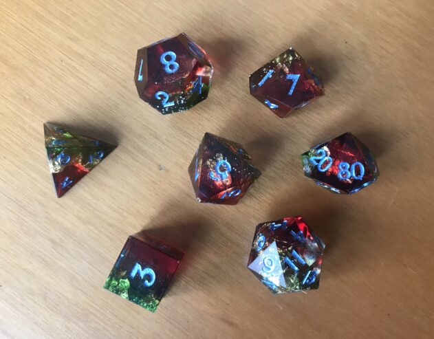 SET 7 DADI ARTIGIANALI ROSSO, VERDE E ORO in RESINA + sacchetto gratis