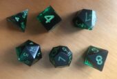 SET 6 DADI ARTIGIANALI VERDE E NERO in RESINA + sacchetto gratis