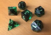 SET 6 DADI ARTIGIANALI VERDE E NERO in RESINA + sacchetto gratis