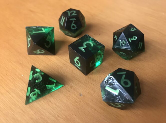 SET 6 DADI ARTIGIANALI VERDE E NERO in RESINA + sacchetto gratis