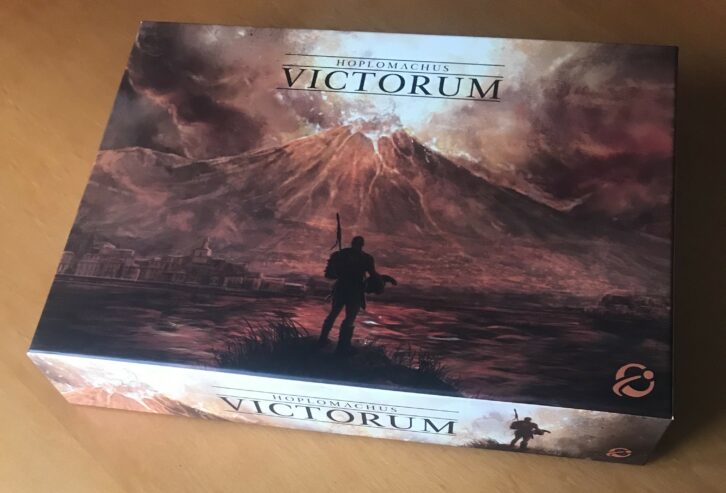 HOPLOMACHUS: VICTORUM – Gioco da tavolo – 2022 – Contenuti ancora sigillato, danno moderato sul retro della scatola