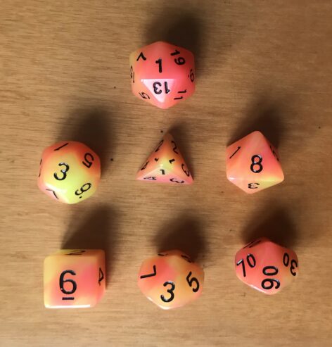 SET 7 DADI GIALLO E ARANCIONE CHE SI ILLUMINANO AL BUIO + ampolla e sacchetto in omaggio