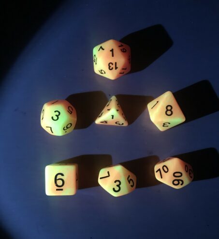 SET 7 DADI GIALLO E ARANCIONE CHE SI ILLUMINANO AL BUIO + ampolla e sacchetto in omaggio