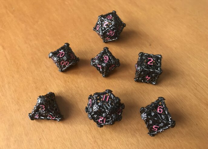 SET 7 DADI METALLICI NERO E ROSA Kickstarter + sacchetto in regalo