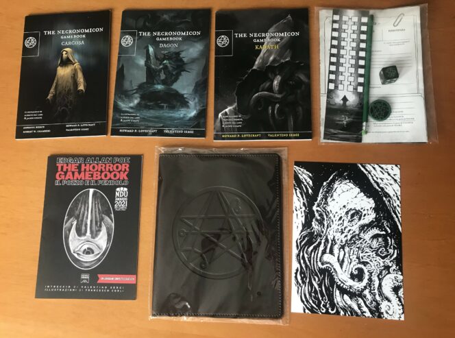 TRILOGIA LIBRI GAME DELUXE NECRONOMICON KADATH + CARCOSA + DAGON + EXTRA – Officina Meningi – 2023