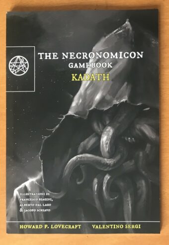 TRILOGIA LIBRI GAME DELUXE NECRONOMICON KADATH + CARCOSA + DAGON + EXTRA – Officina Meningi – 2023