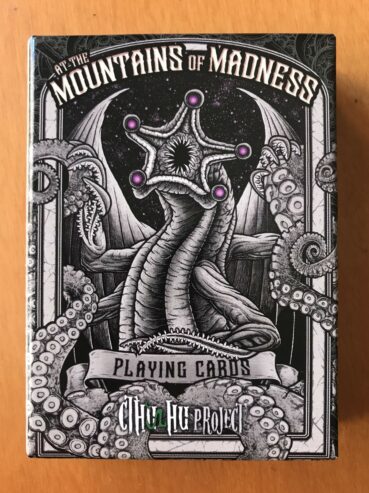 AT THE MOUNTAINS OF MADNESS BLACK – Cthulhu Project – Lovecraft Mythos – Carte da Gioco – NUOVO SIGILLATO