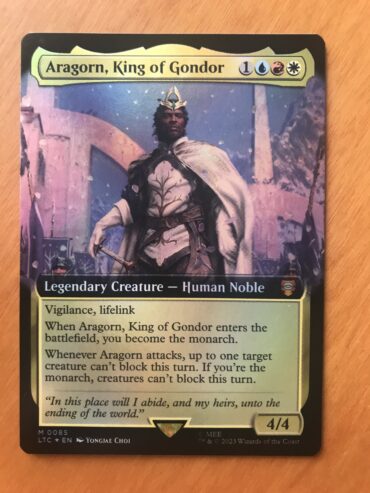 ARAGORN RE DI GONDOR FOIL – IL SIGNORE DEGLI ANELLI Racconti della Terra di Mezzo COMMANDER – MTG MAGIC