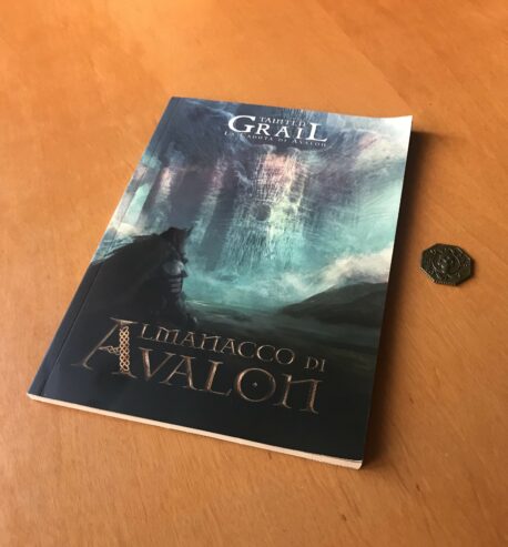 TAINTED GRAIL LA CADUTA DI AVALON: ALMANACCO + MONETA IN METALLO – Kickstarter