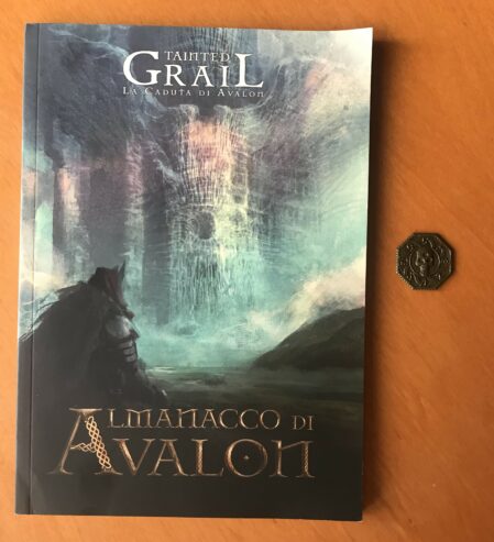 TAINTED GRAIL LA CADUTA DI AVALON: ALMANACCO + MONETA IN METALLO – Kickstarter