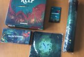 KELP DELUXE EDITION + DUE ESPANSIONI + PLAYMAT + DICE TRAY – Kickstarter ALL-IN – NUOVO SIGILLATO