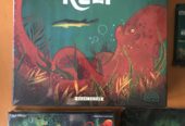 KELP DELUXE EDITION + DUE ESPANSIONI + PLAYMAT + DICE TRAY – Kickstarter ALL-IN – NUOVO SIGILLATO