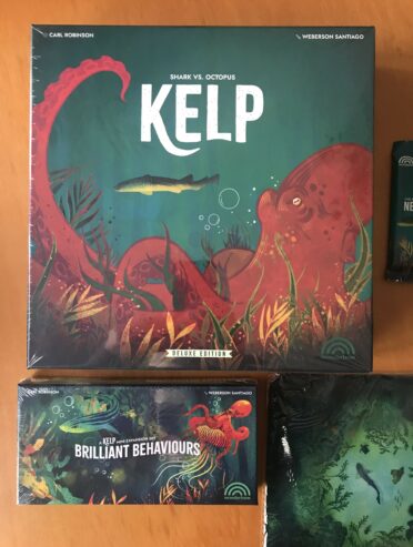 KELP DELUXE EDITION + DUE ESPANSIONI + PLAYMAT + DICE TRAY – Kickstarter ALL-IN – NUOVO SIGILLATO