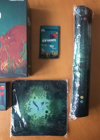 KELP DELUXE EDITION + DUE ESPANSIONI + PLAYMAT + DICE TRAY – Kickstarter ALL-IN – NUOVO SIGILLATO