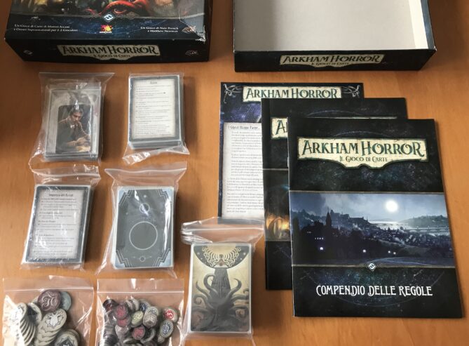 ARKHAM HORROR IL GIOCO DI CARTE LCG – Asmodee – Gioco da Tavolo – CARTE IMBUSTATE